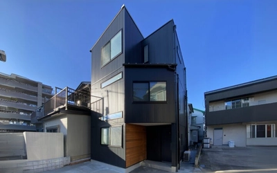 【17坪の敷地を最大活用】「3階建て＋ロフト」で実現した都市型二世帯住宅が東京都北区に完成
