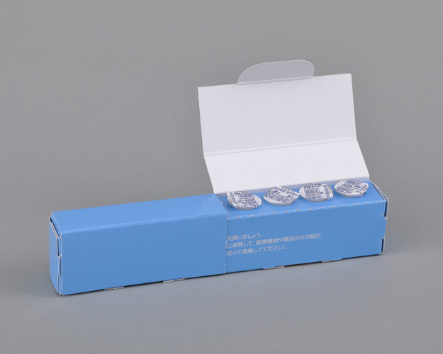 注射針ケース　半分ずつ開閉可能、最大で８個収納できます。