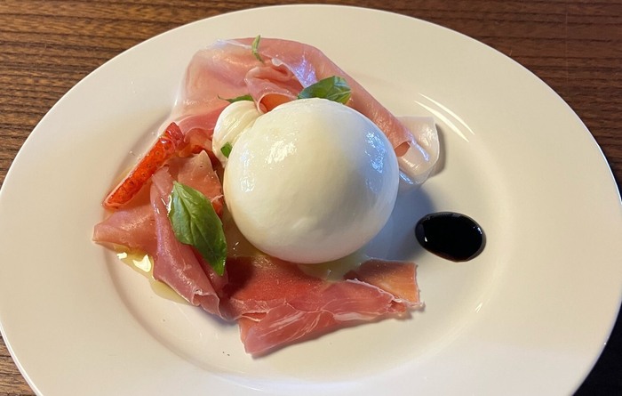 出来立てブッラータいちご