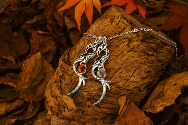左：火食い鳥ペンダントｗ/ファイヤーオパール￥110,000(税込) 右：火食い鳥ペンダントｗ/ゴールデンルチル￥93,500(税込) ※チェーンは別売りです。