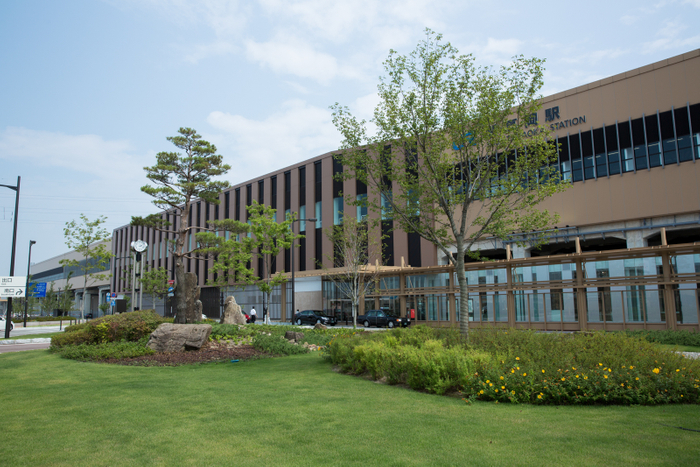 オリジナル堆肥を納めキレイな駅前緑地