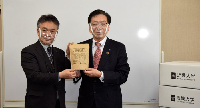 マスク贈呈の様子(左:大阪府教育庁 教育振興室支援教育課長 黒田 一人、右:近畿大学 社会連携推進センター長 伊藤 哲夫)