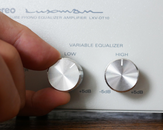 カーブ調整ツマミが2つ。LOW、HIGHそれぞれ&plusmn;5Dbで調整可能。微調整ができるのは本機の特徴です