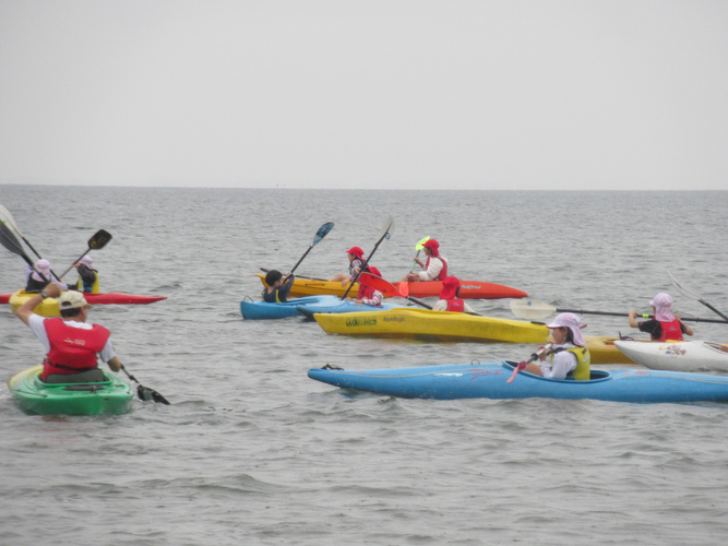 カヤックに挑戦する児童たち