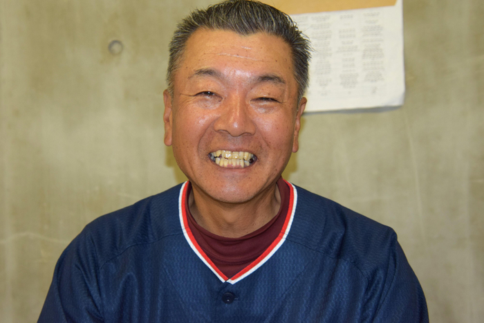 野球人生を振り返る安江監督（3月24日、日進グラウンド監督室で）