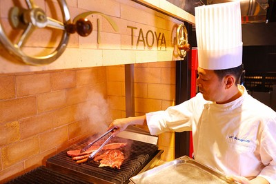 ライブキッチンに薪グリルを備えるのはTAOYA那須塩原だけ。強火で肉の表面に焼き目を付け、遠火で中までじっくり火を通すグリル料理をお楽しみいただけます。