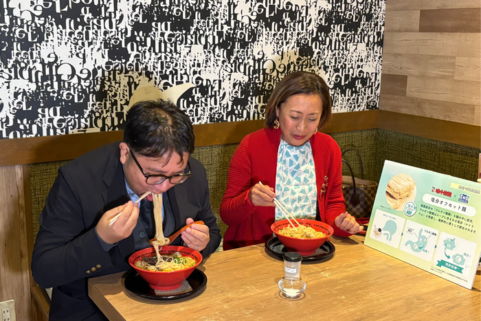 左：トイメディカル 代表取締役社長 竹下英徳、右：重光産業 代表取締役副社長 重光悦枝氏