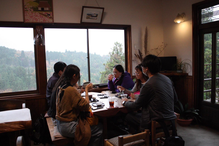 南木曽・馬籠宿のカフェでまったり。南木曽へのフィールドトリップでは、宿場町について、外国人留学生に英語で説明するためにしっかり下調べして挑みました