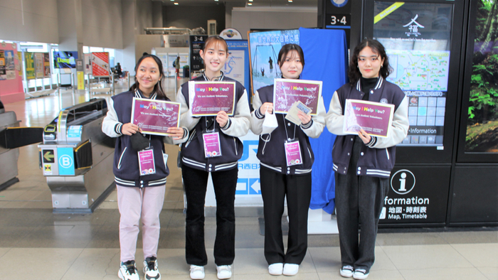 関西空港ボランティアで多言語のプラカードを持ちアテンド