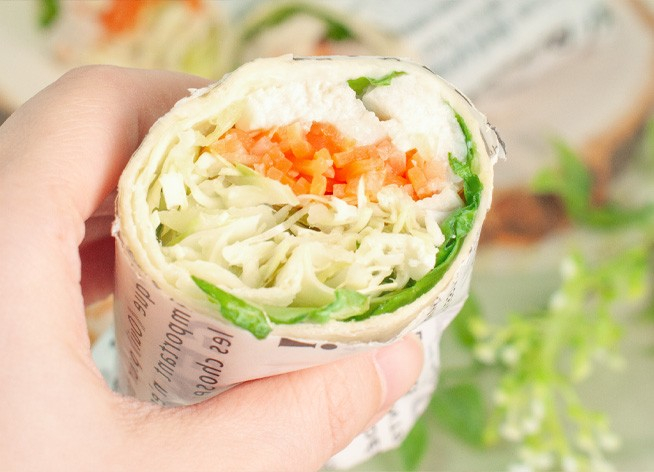 たっぷり野菜と蒸し鶏をトルティーヤ生地にのせて、ワンハンドで食べやすいサイズに巻きあげました。野菜不足が気になる方にオススメです。