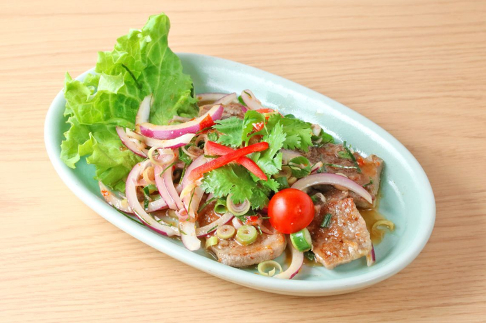 ヤム・ヌア・タクライ　牛ロース肉とレモングラスの香りサラダ