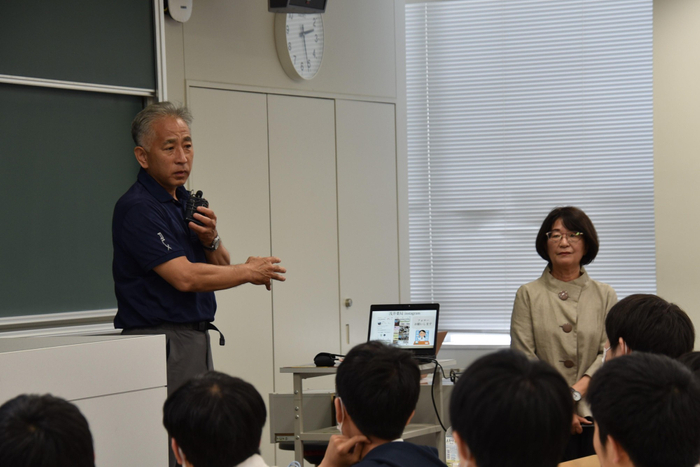 浅井さんを紹介する梅田教授