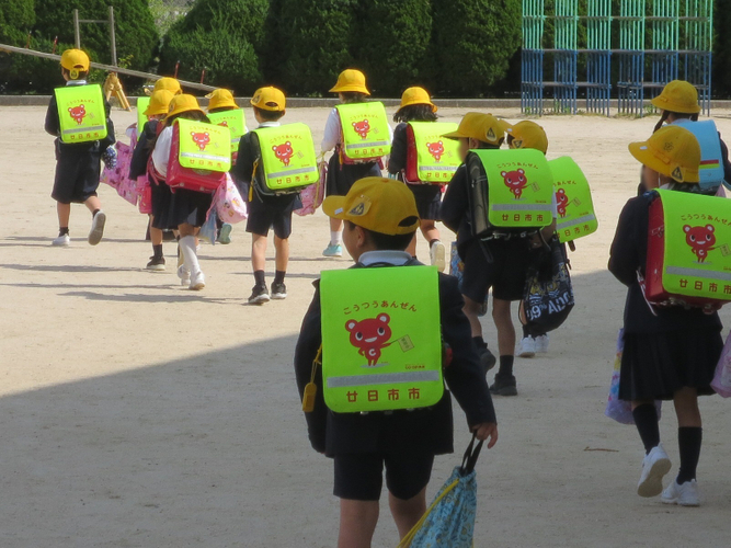 2015年から、自治体と連携して全国の新一年生へランドセルカバーを寄贈しています。小学生の登下校を見守るコーすけ。
