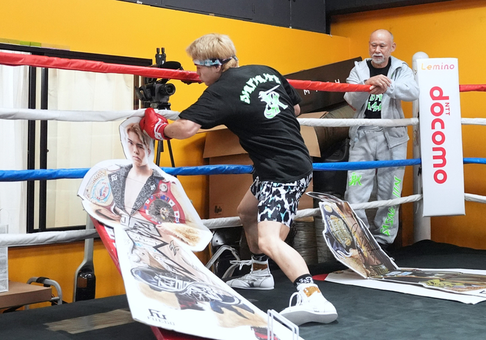 佐々木尽選手　世界戦前に等身大パネルでパフォーマンス(提供：八王子中屋ジム)