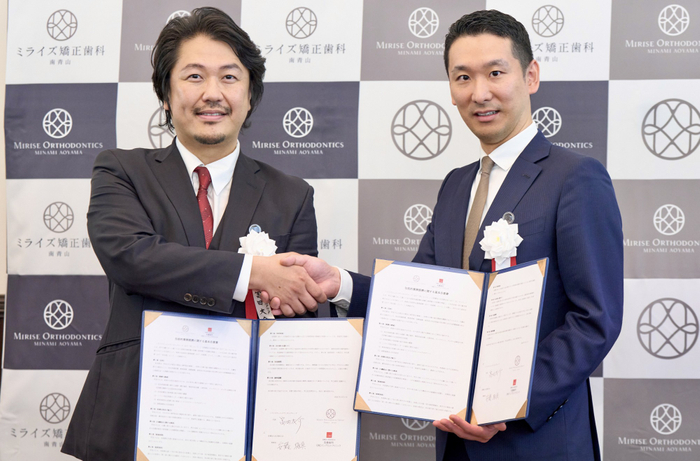 包括的業務提携に関する基本合意書を交わすミライズウェルメディカルグループCEO・富田大介（左）と医療法人社団新正会理事長・安藤琢真氏（右）。