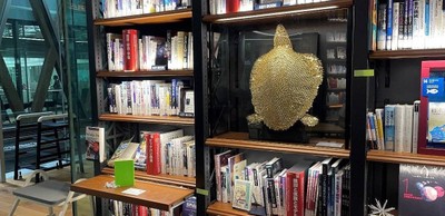 令和5年(2023年)に開催した「図書とアート展」の様子