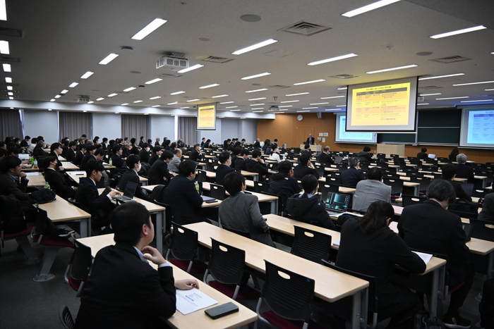 会場を埋め尽くす参加者