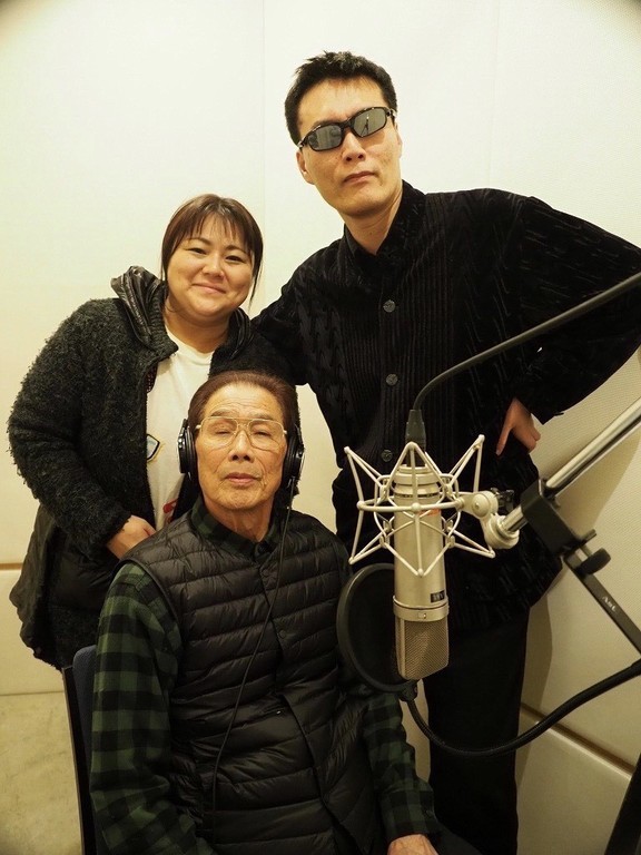 前:岡村恭行、後:左からSIZUKU、GOD