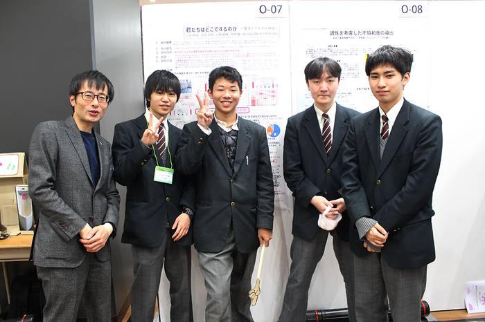 男子トイレの心理学を研究した理大附属高３年の（左から２人目から順番に）小寺さん、川西さん、大西さん、雲岡さん。左端は野田利之教諭