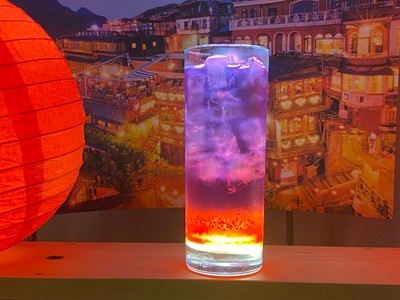 白馬五竜オリジナルメニュー　人気の夜景スポット九份をイメージしたグラデーションドリンク 「九份の夜景」