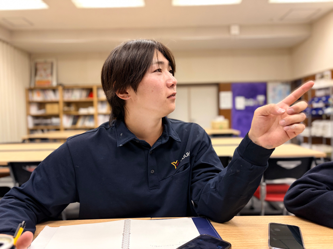 経営アカデミーを受講するゆうき総業の若手社員。4年間のカリキュラムを通じ、現場力と経営視点を兼ね備えたハイブリッドな人材へと成長していきます。