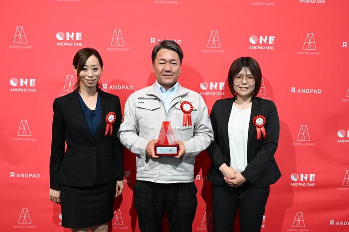 『ANDPAD AWARD 2026』授賞式にて。専門工事&times;Mid-Enterpriseカテゴリで見事『大賞』を受賞し、トロフィーを掲げる代表の結城 伸太郎(中央)と、全社DXの基盤を支え続けた管理メンバー