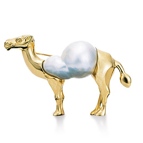 パールの形からラクダのコブを連想してデザインしたブローチ。&ldquo;間の抜けた表情&rdquo;までこだわって製作。