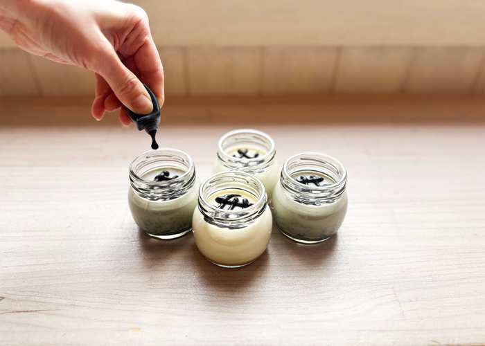 松本城下町のなまこ壁を見立て、自家製まっくろキャラメルソースで描く