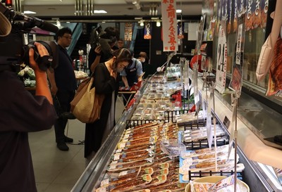 理大産だけでなく国内各地産のうなぎが並ぶ売り場