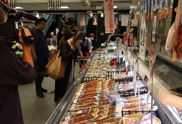 理大産だけでなく国内各地産のうなぎが並ぶ売り場