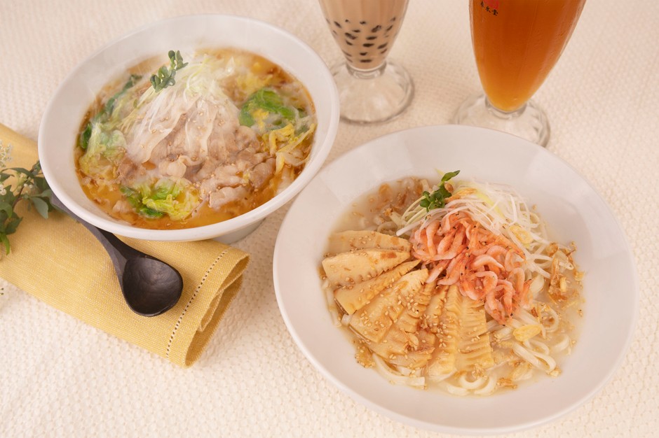 『酸菜白肉麺(サンサイパイローメン)』900円 『桜海老と筍のまぜ麺』850円
