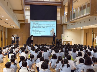 大阪信愛学院小学校の訪問の様子