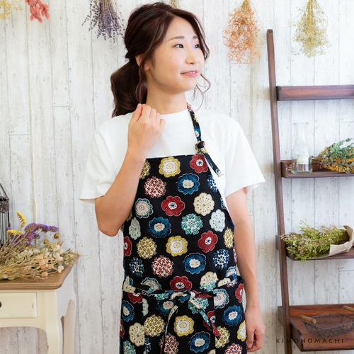 051887 黒色地に赤、黄、青の編み物風のお花模様