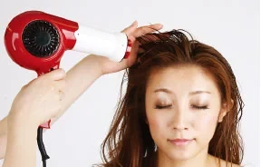 施術後はドライヤーで乾かすだけでOK。べたつきのないさらっとした仕上がりです。