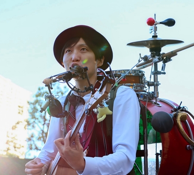 1人で多数の楽器を同時に演奏「油井ジョージ ワンマンバンド」