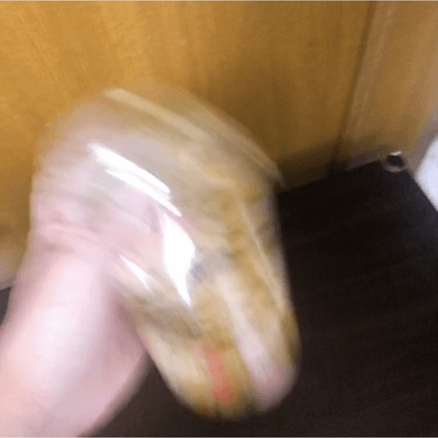 蓋が外れないように注意しながら”ふりふり”