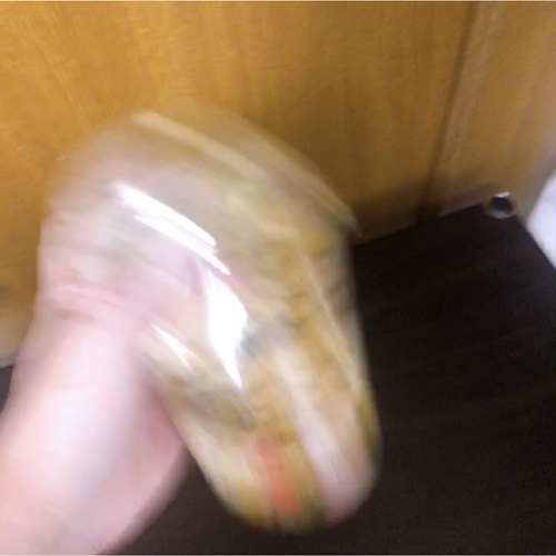 蓋が外れないように注意しながら”ふりふり”