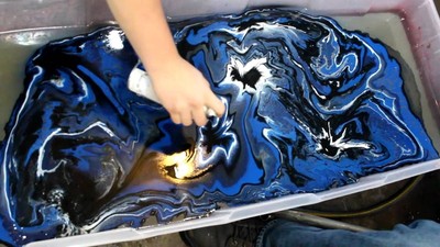 スプレーによるハイドロディップの調色の様子