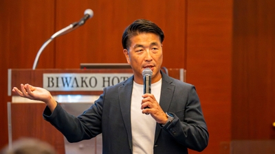登壇する代表・井上勝典