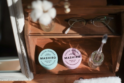写真左「MASHIRO 薬用ホワイトニングパウダー ハーブミント」写真右「MASHIRO 薬用ホワイトニングパウダー ザクロミント」