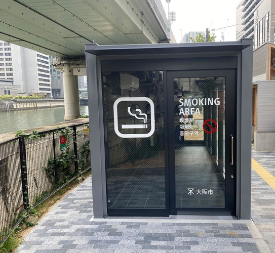 屋外用コンテナ型喫煙室(堂島公園)　入口 バリアフリー部分2