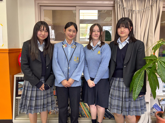 （左から）大阪信愛学院高等学校3年 矢島葵さん、Lowther Hall Anglican Grammar School ニコルさん、ミーアさん、大阪信愛学院高等学校2年 小山日眞梨さん