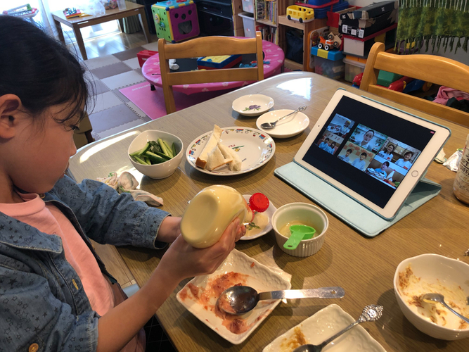 参加者が「合わせマヨ」を楽しんでいる様子