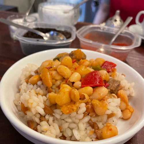 白マメの煮込みクスクス入りご飯　