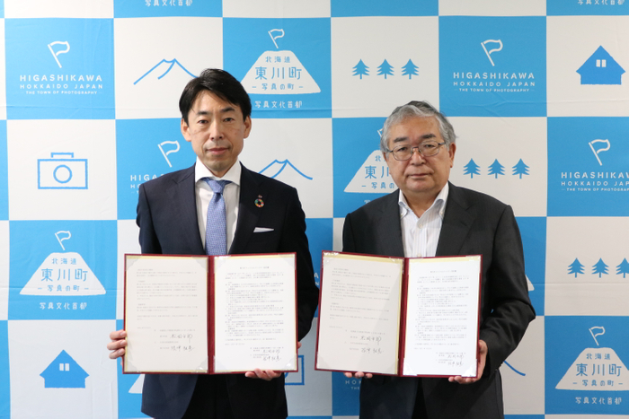日本生命保険相互会社 根津雅憲旭川支社長(左)、東川町 松岡市郎町長(右)