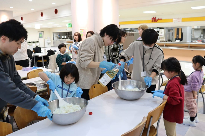 炊き立てのご飯を大きなボールに移して酢を混ぜ込みます