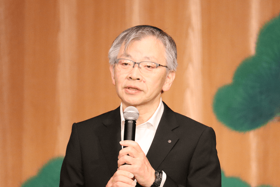 あいさつする平野学長