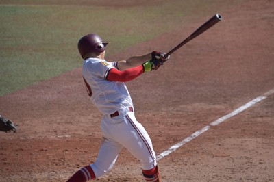 2点タイムリー三塁打を放つ山蔭主将