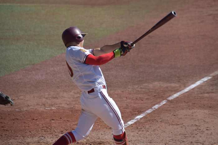 ２点タイムリー三塁打を放つ山蔭主将