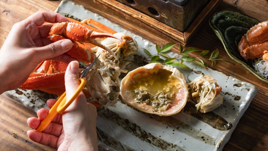 慎重に、大胆に!殻が開くたび、期待も広がる茹でかに/一例